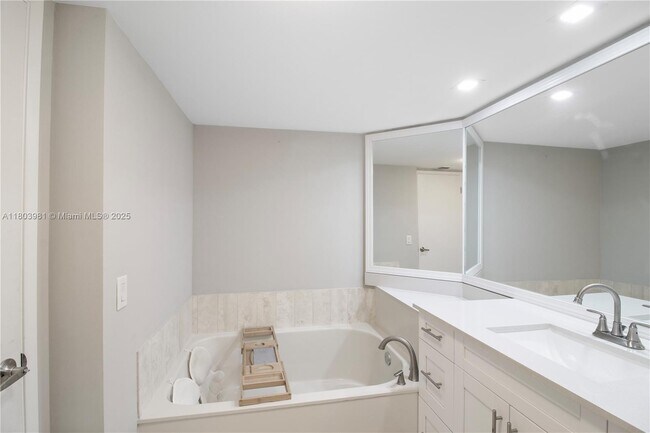 Building Photo - 1717 N Bayshore Dr