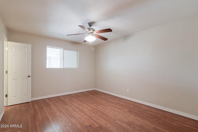 Building Photo - 40 E Balboa Dr