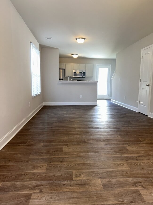 Building Photo - 2 Bedroom 1.5 Bathroom