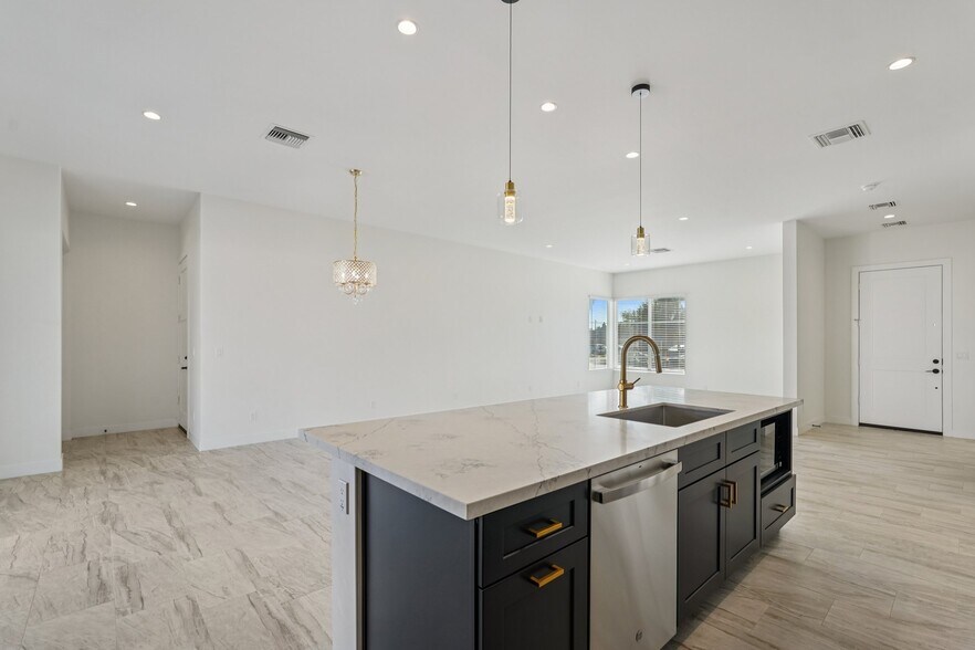 Building Photo - 910 E Roma Ave