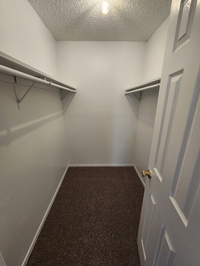 Building Photo - 3 bed 2 bath, 2 story townhome, 2 car garage