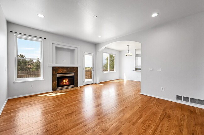 Building Photo - $2,995, 4 bed, 3.5 bath, located in Monume...