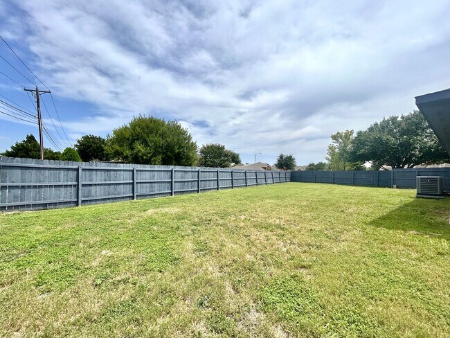 Building Photo - Spacious 4/BR 3/BA One-Level Home with Lar...