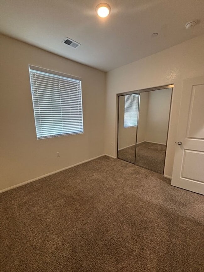 Building Photo - Upscale Living: Stunning 5-Bedroom, 3-Bath...