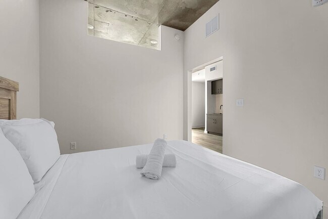 Building Photo - 617 N 12th St