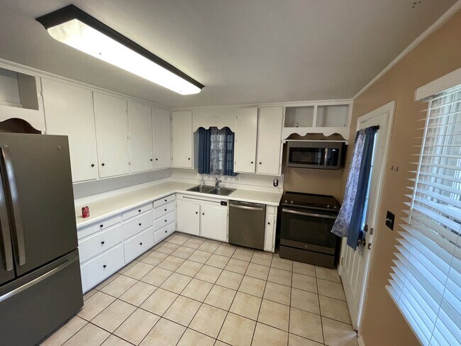 Building Photo - 4 bed 2 bath 2 car, Great Character and st...