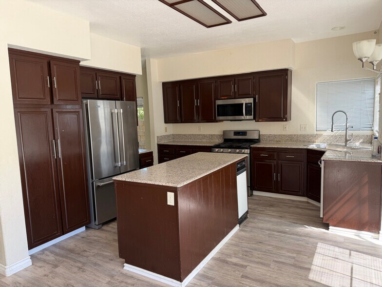 Building Photo - 4112 Lexington Ct