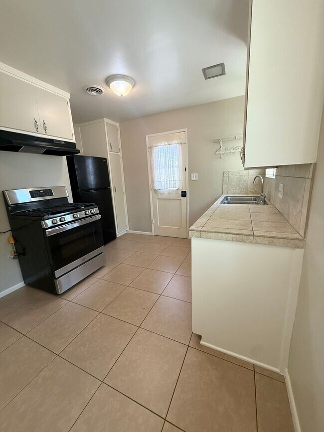 Building Photo - COMING SOON!! 2 BEDROOM 1 BATH HOME NEAR DOWNTOWN PASO ROBLES!!!!