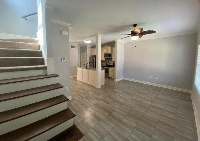 Building Photo - 3 Bedroom/2.5 Bath