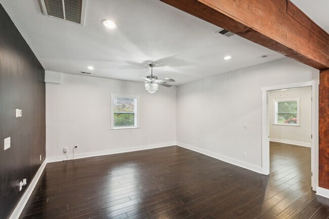 Building Photo - North Nashville Bungalow