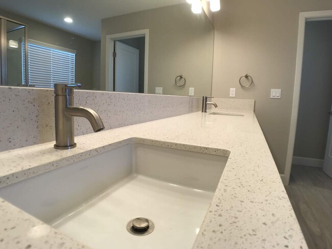 Building Photo - Waikalua Bayside Newer Community! 3 Bed 3....