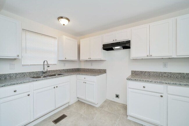 Building Photo - 1624 Fairview Dr