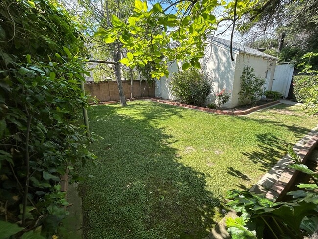 Building Photo - Rare Nostalgic Vintage 2Bedroom Home