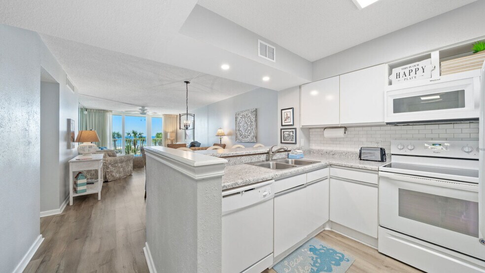 Building Photo - 7205 Thomas Dr