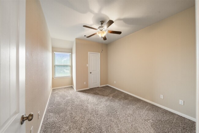 Building Photo - 667 Oak Cir Dr E