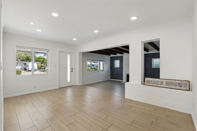 Building Photo - 1225 15th Ave N