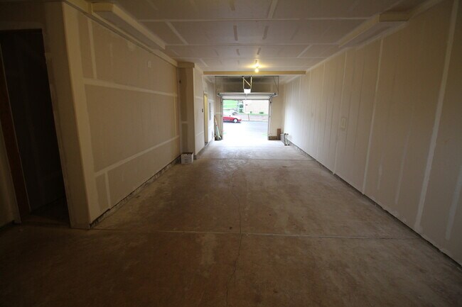 Building Photo - SOUTH SALEM Condo 3 Bedroom 3 Bath - Ask About Our Move in Special