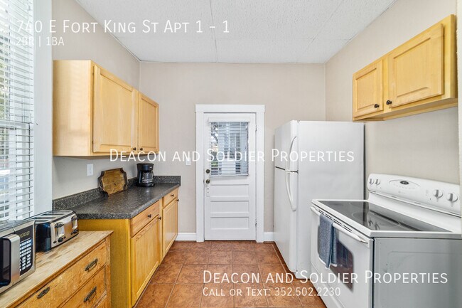 Building Photo - 740 E Fort King St