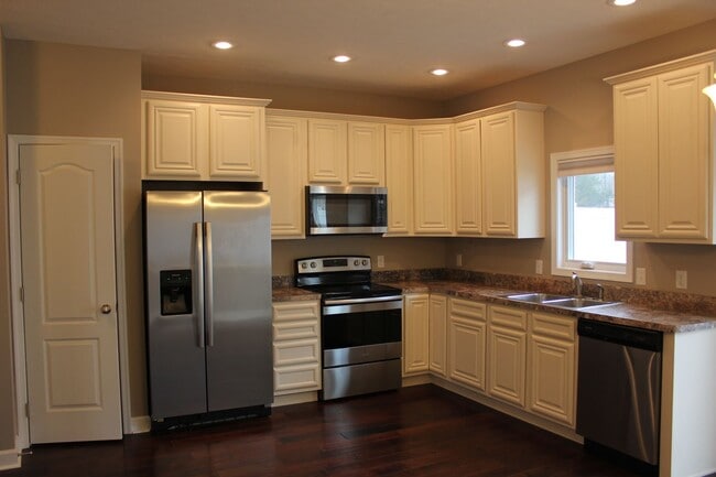 Building Photo - Cedar Point Townhouse for Rent!