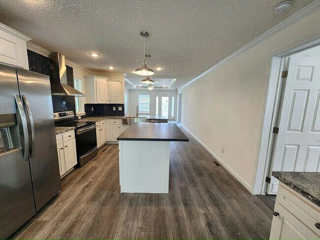 Building Photo - 513 Eland Dr