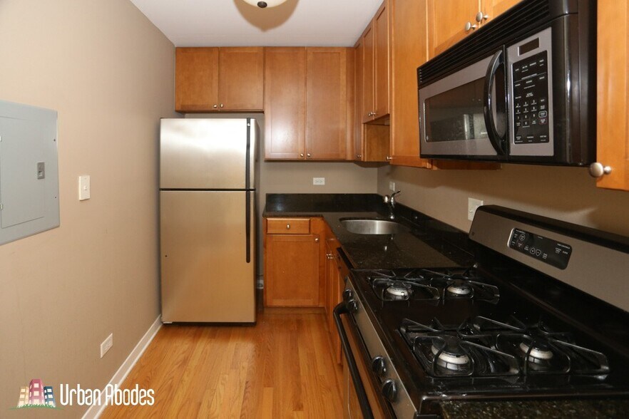 Building Photo - 637 W Wrightwood Ave