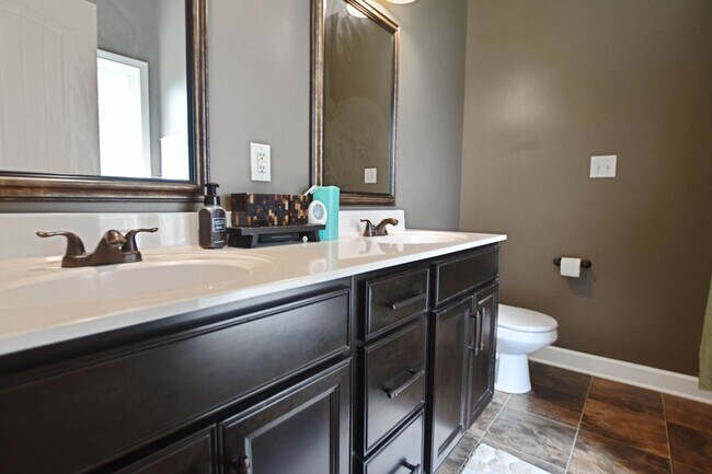 Building Photo - Pet Friendly Four Bedroom with Bonus!