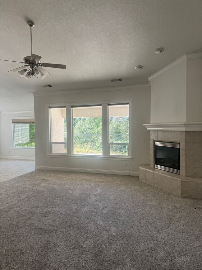 Building Photo - 4 BED/2 BATH IN REDDING IN THE WESTSIDE ES...