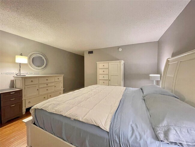 Building Photo - 7340 Lake Cir Dr