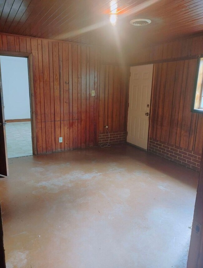 Building Photo - 127 E Oak St