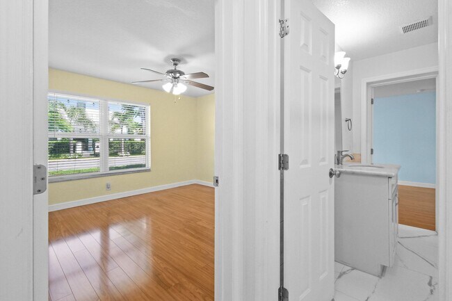 Building Photo - 244 Greymon Dr