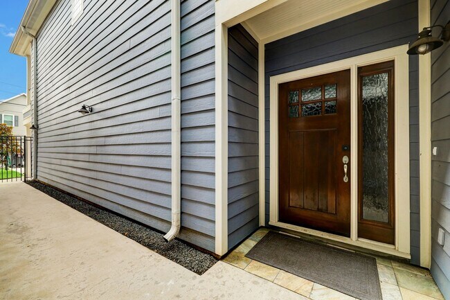 Building Photo - 3-Bed Houston Heights Gem with Private Tur...