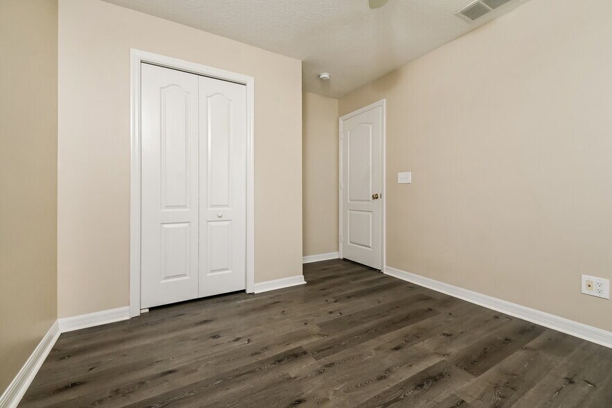 Building Photo - 15215 Searobbin Dr