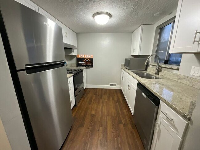 Building Photo - 3 bedroom 1.5 bathroom Duplex