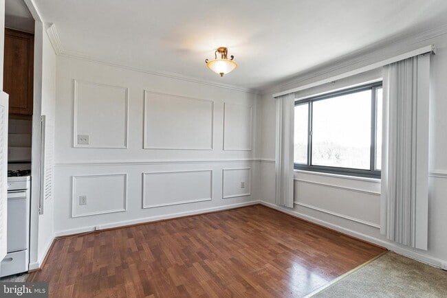 Building Photo - 1300 S Arlington Ridge Rd