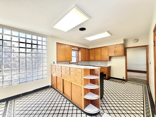 Building Photo - 749 Parker Ave
