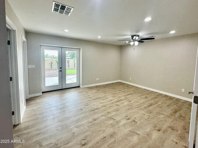 Building Photo - 2329 E Enrose St