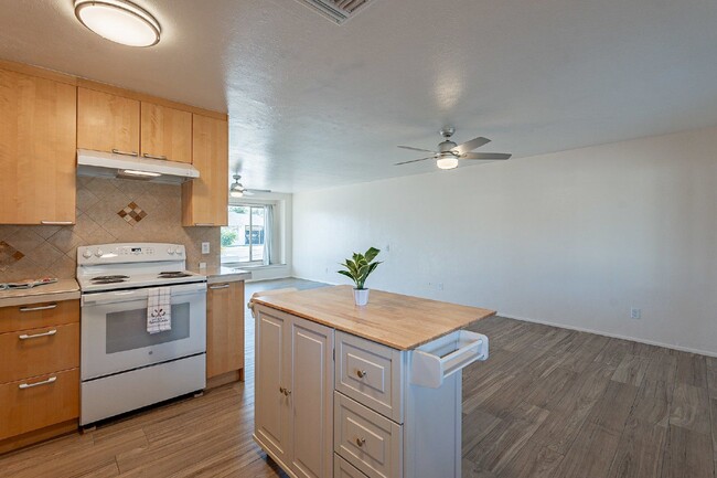 Building Photo - 8416 E Rancho Vista Dr