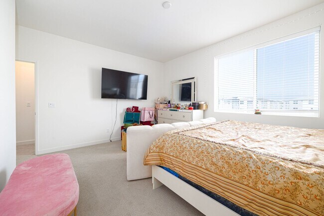 Building Photo - 5355 Seacliff Pl