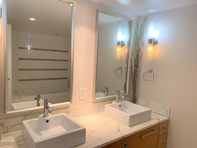 Building Photo - 3 Bedroom 2 Bath 2 Parking in Beautiful Koolani in Ward Village / Ala Moana Area