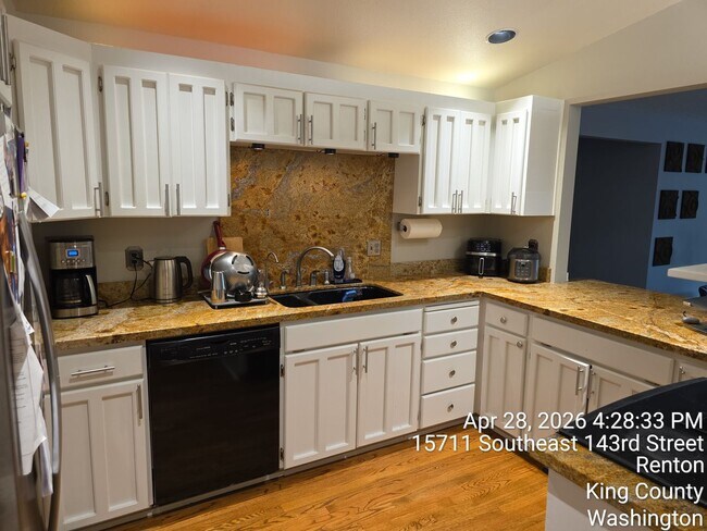 Building Photo - Renton - 4 bedroom 2.5 bath rental home - Custom home with large rooms - Available July 5th 2026