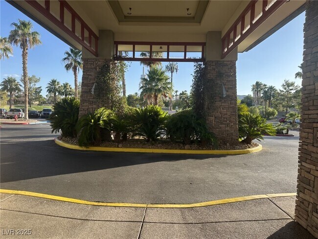 Building Photo - 141 Cliff Valley Dr