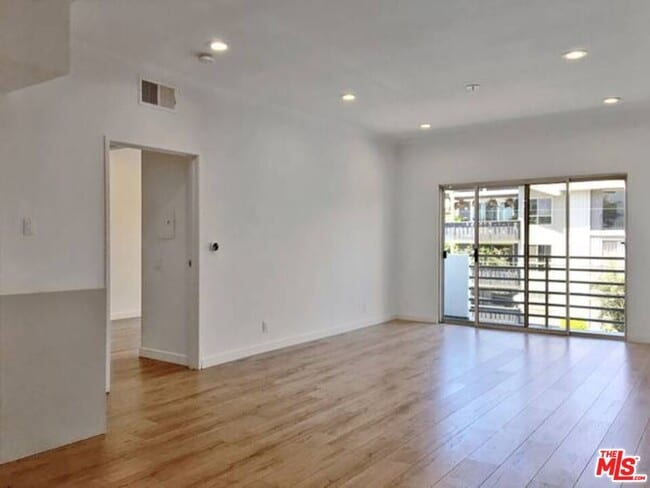 Building Photo - 301 S Swall Dr