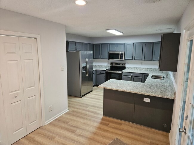 Building Photo - Stylish End Unit 3br 2.5ba TH in Cary! Ava...