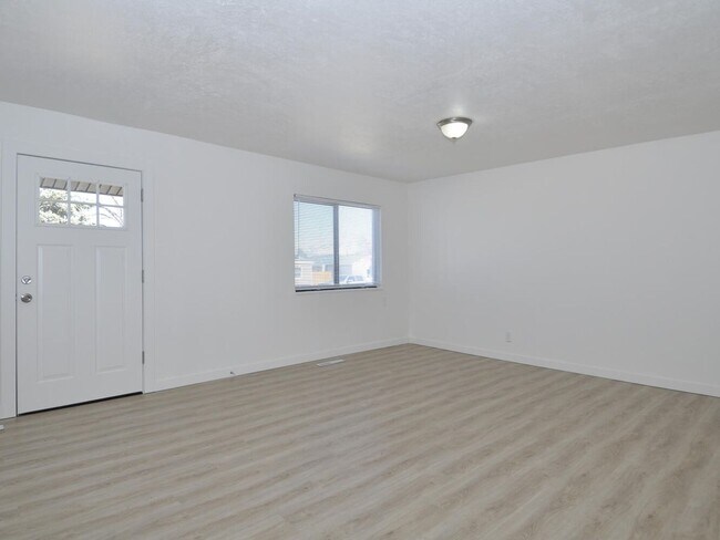 Building Photo - 3 Bedroom House with 2 Car Garage/Workshop