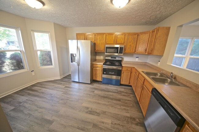 Building Photo - 876 Meadowlands Dr