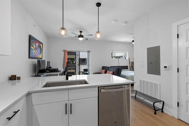 Building Photo - 3101 Govalle Ave