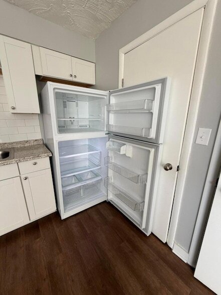 Building Photo - 1975 Dunbar Dr