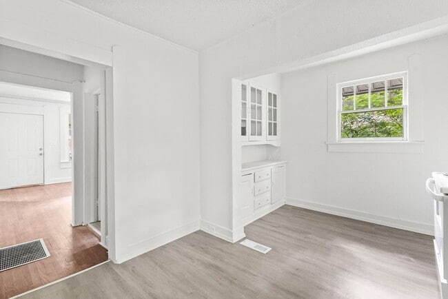 Building Photo - Charming 2 Bedroom, 2 Bathroom house