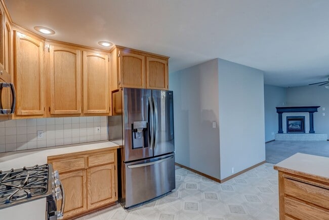 Building Photo - 4 bedroom, 3 bath Dog Friendly Home!