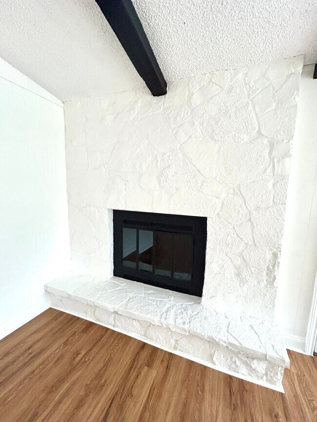 Building Photo - *COMING SOON* 3BR/2BA with Fireplace & 2-Car Garage!